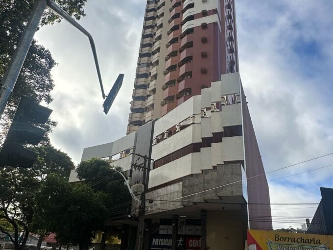 Apartamento a venda no Edificio Continental- Maringá Localização Previlegiada.